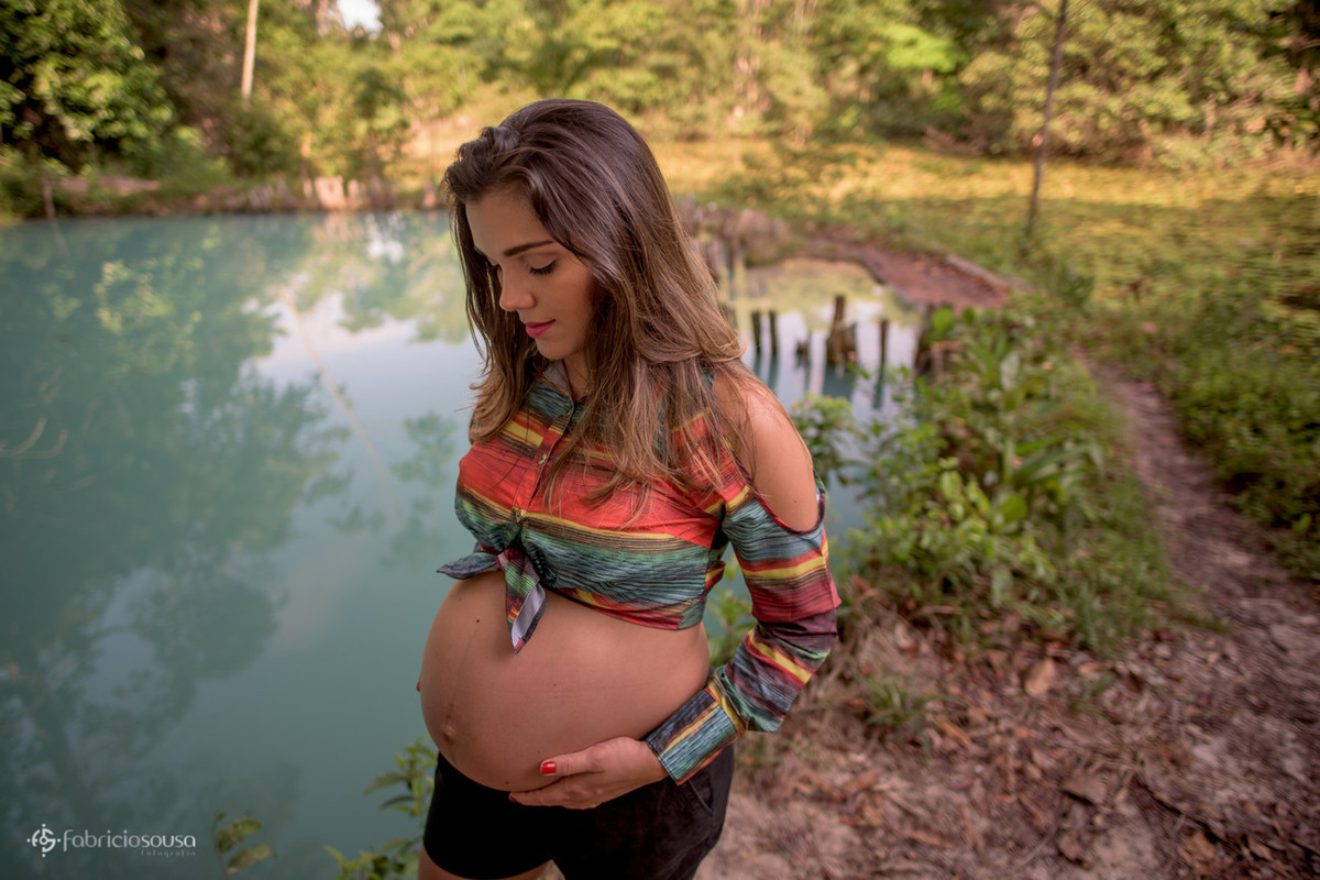 gestante Kelly acaricia sua barriga com Gabriela