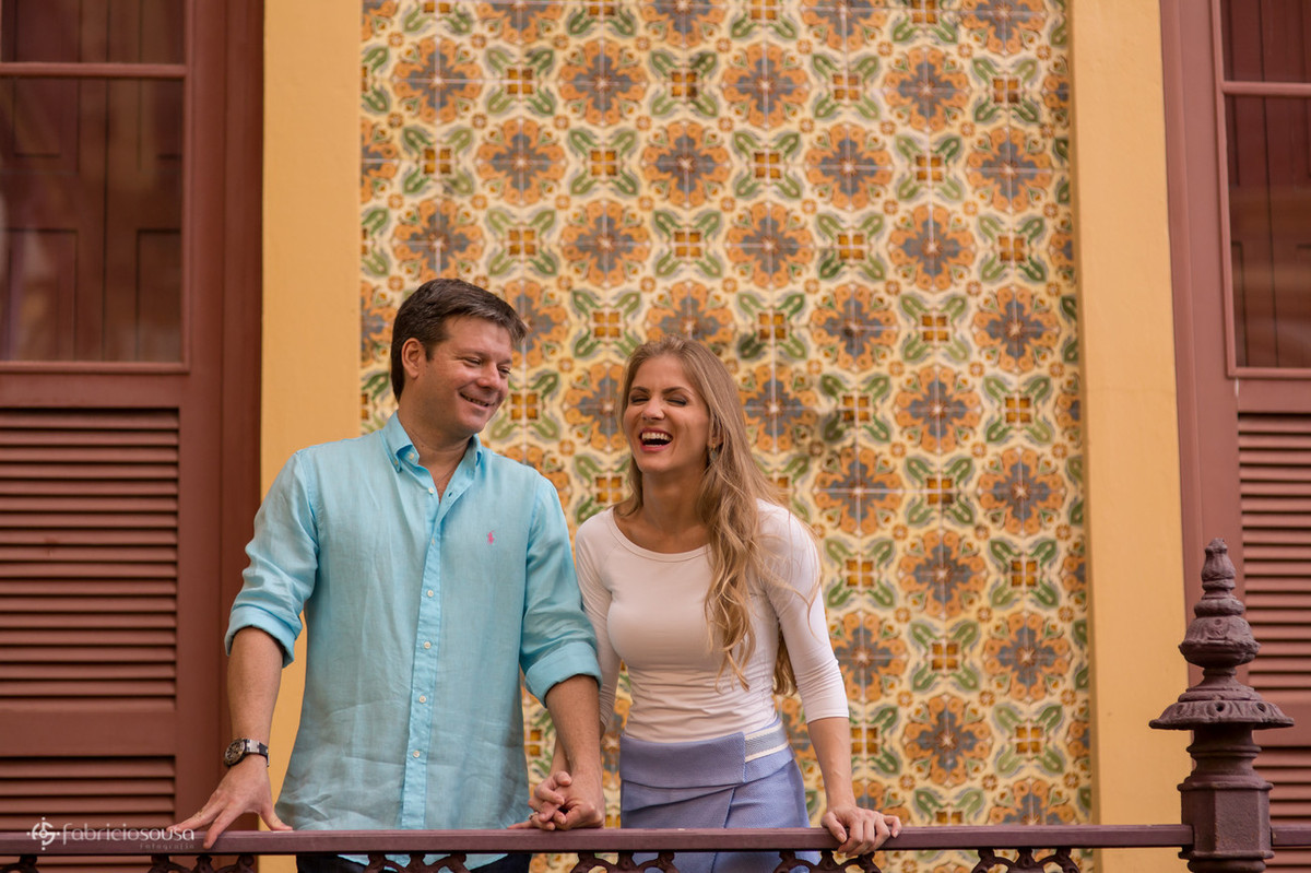 casal sorridente em ensaio pre-wedding no palacete pinho centro historico de belem