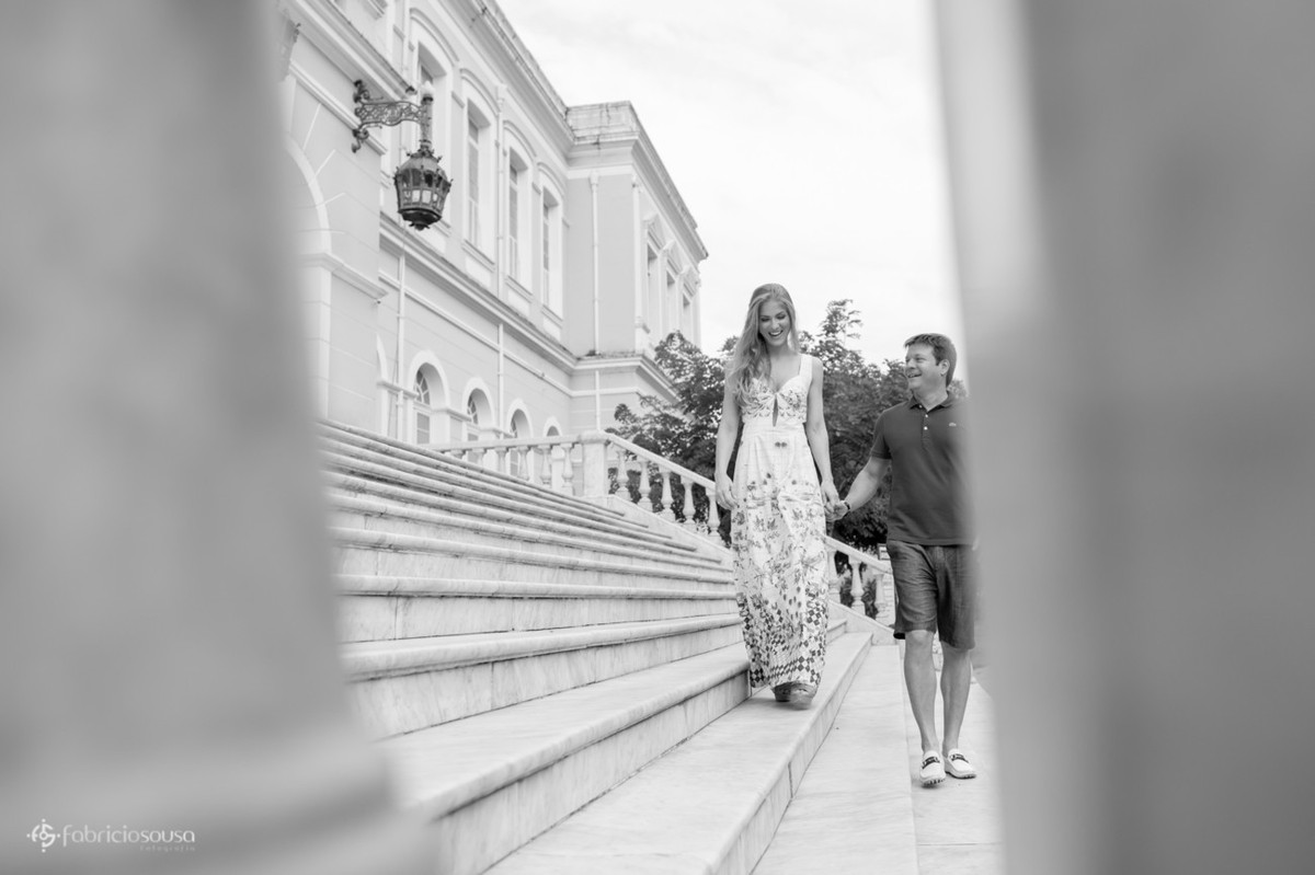 noivos em ensaio fotográfico na escadaria do colégio gentil