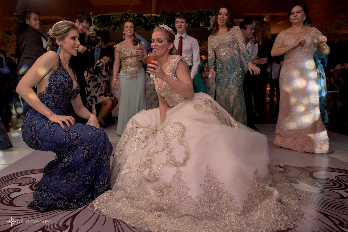 noiva descendo até o chão com a prima