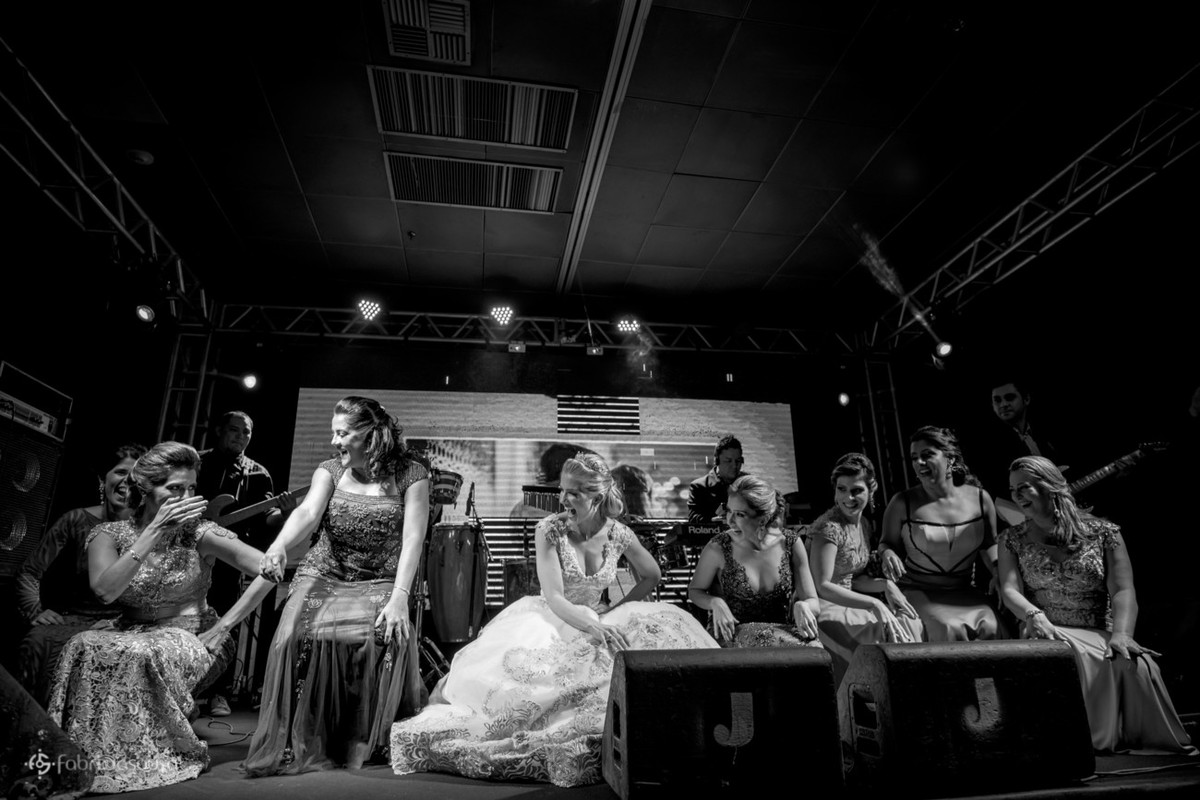 noiva dança descendo até o chão no palco