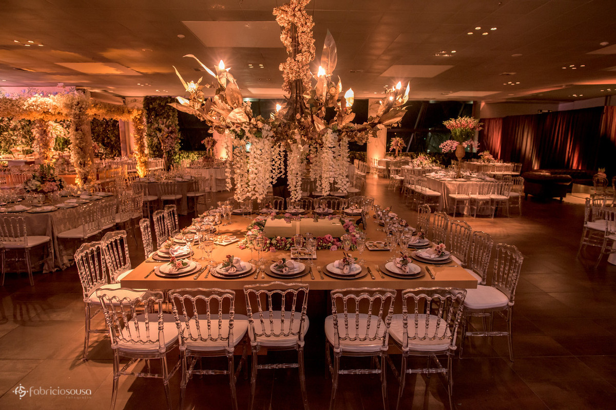 lindo lustre sob a mesa decorada no casamento