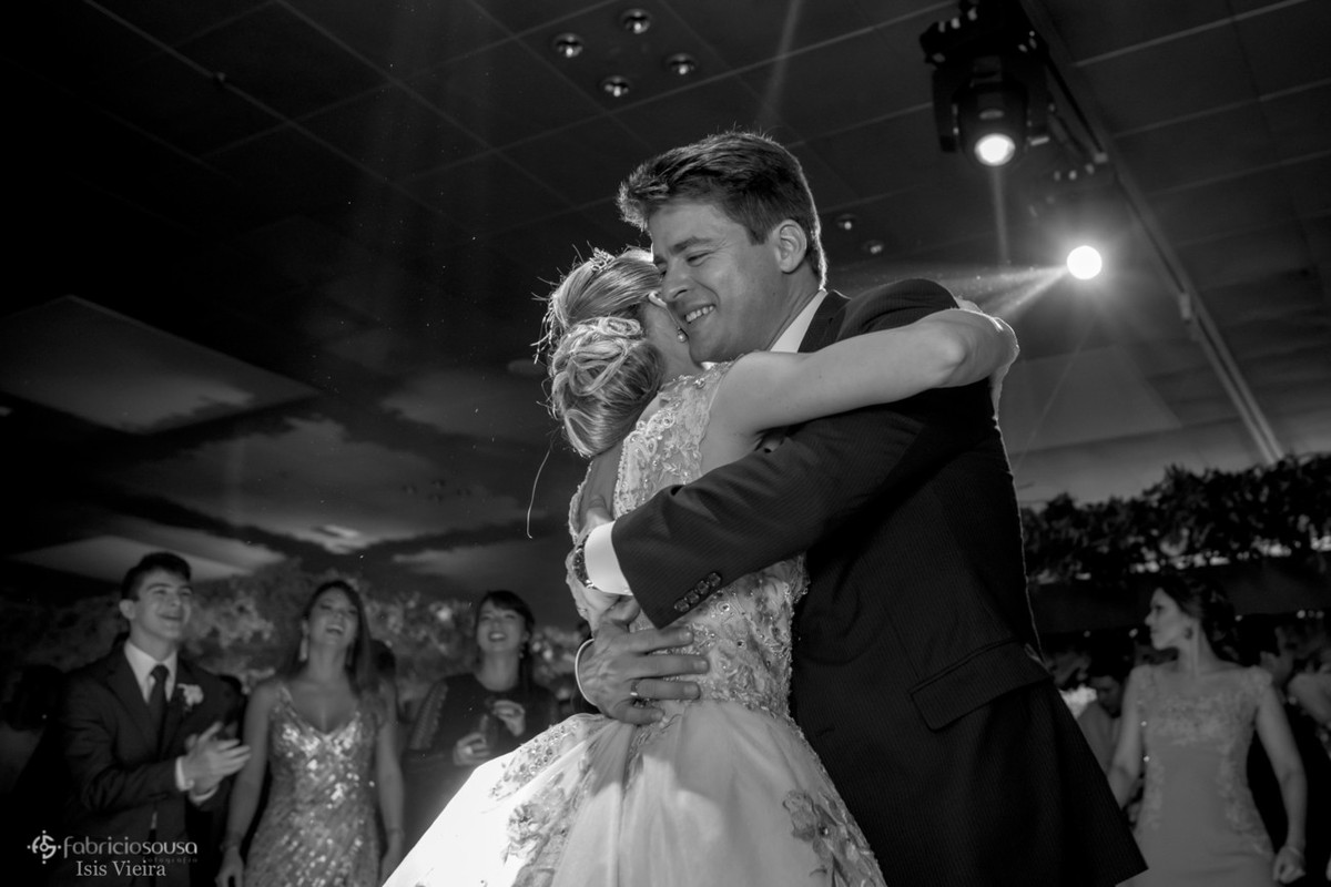 abraço de irmãos no casamento