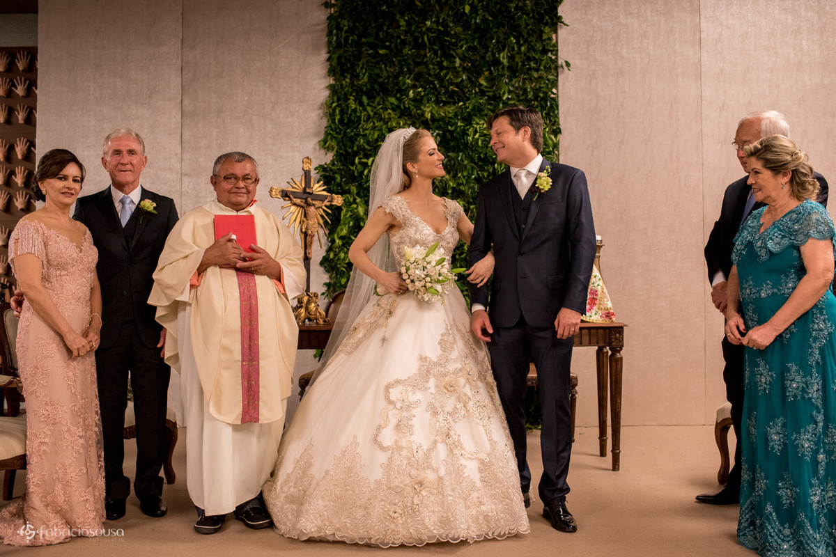 noivos se olham no altar
