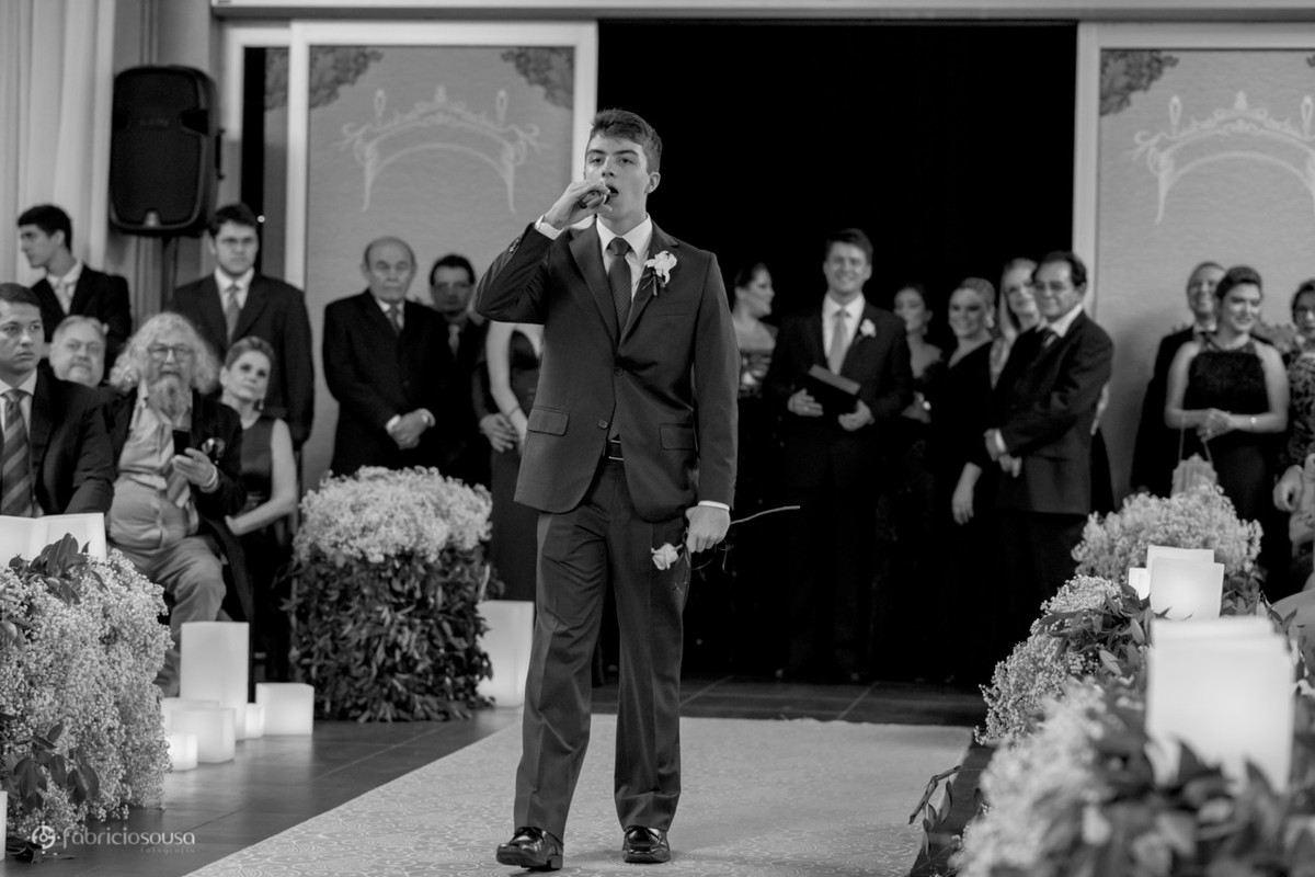filho entra cantando