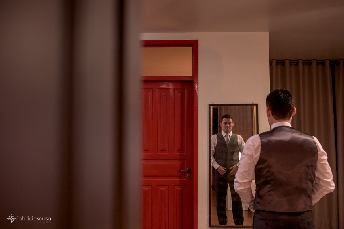 noivo arruma o cinto no espelho - making of no hotel