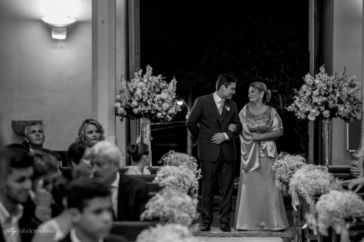 noivo entra com a mãe na igreja