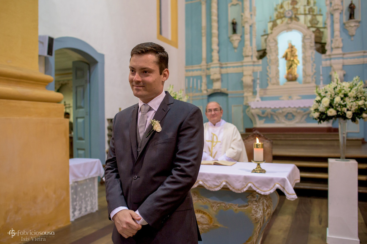 noivo aguarda emocionado no altar