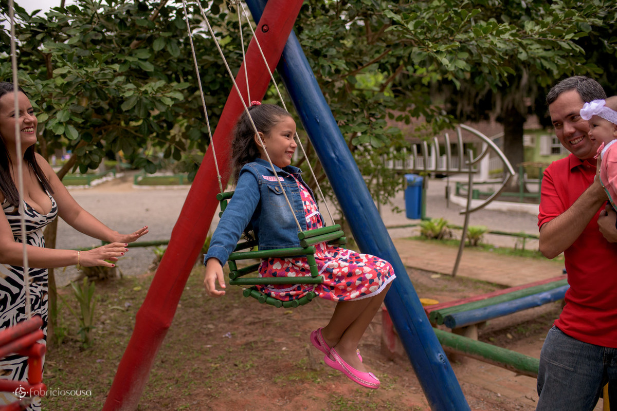 criança se balança no parque