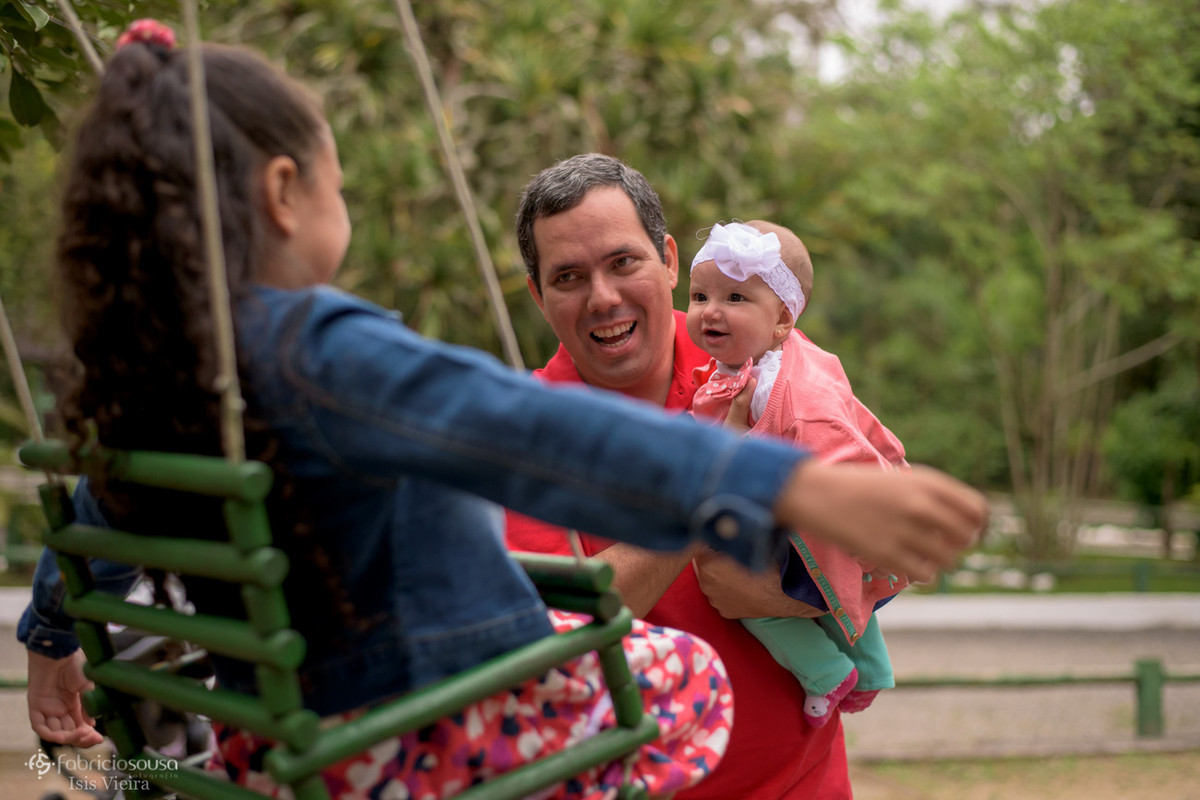 crianças brincando com pai no horto do córrego grande
