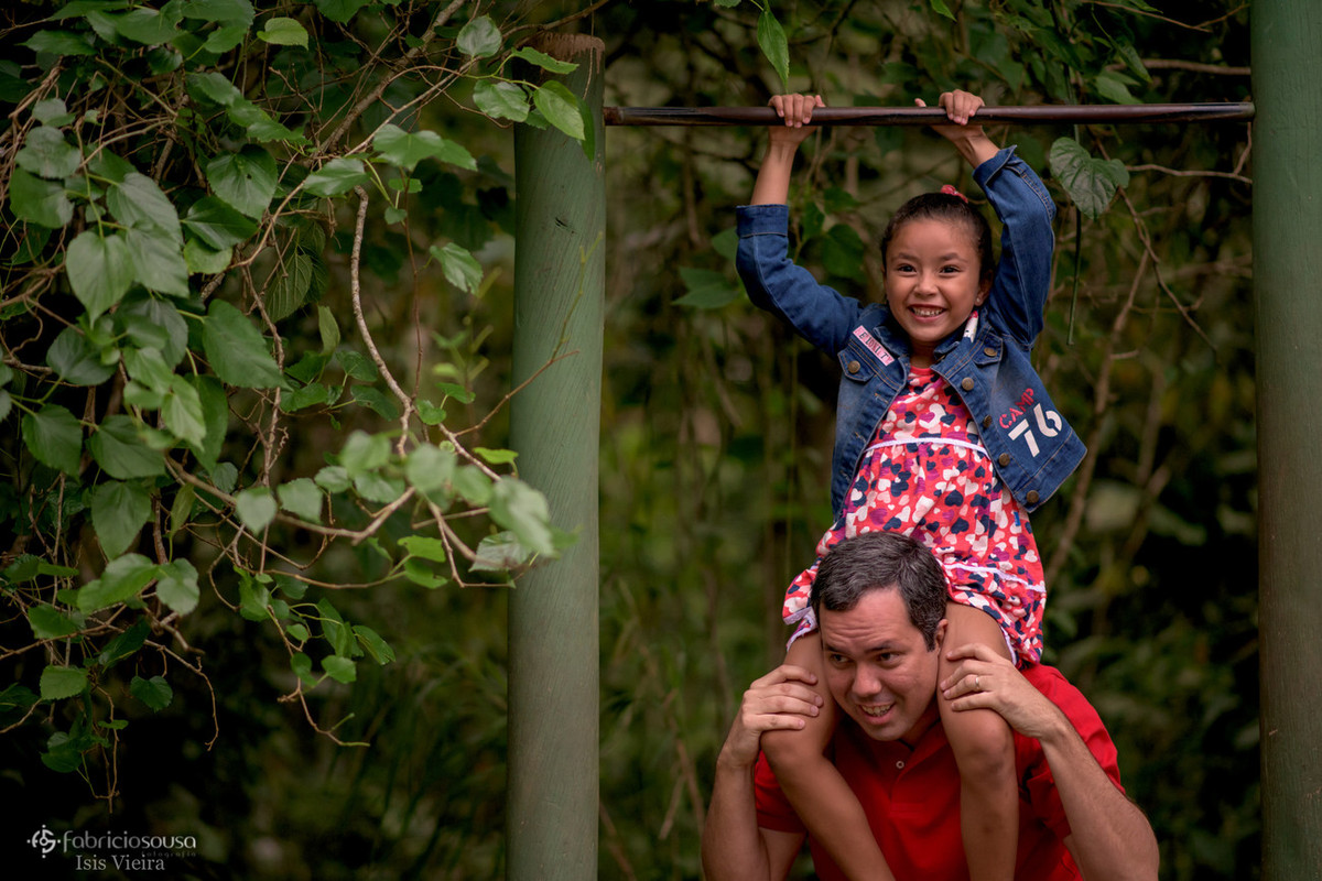 Serge equilibra a filha em seus ombros