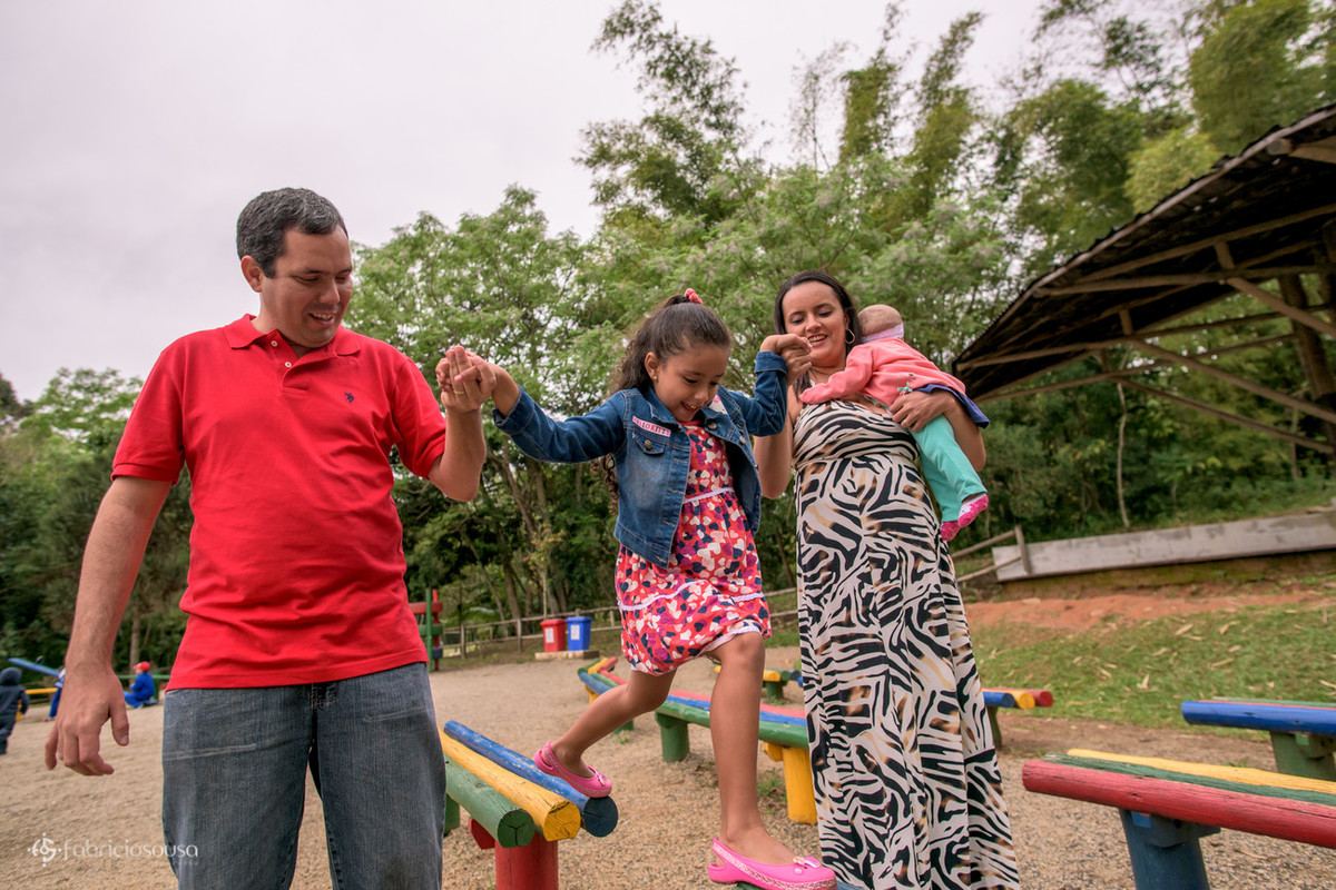 pais brincando com filha no parque