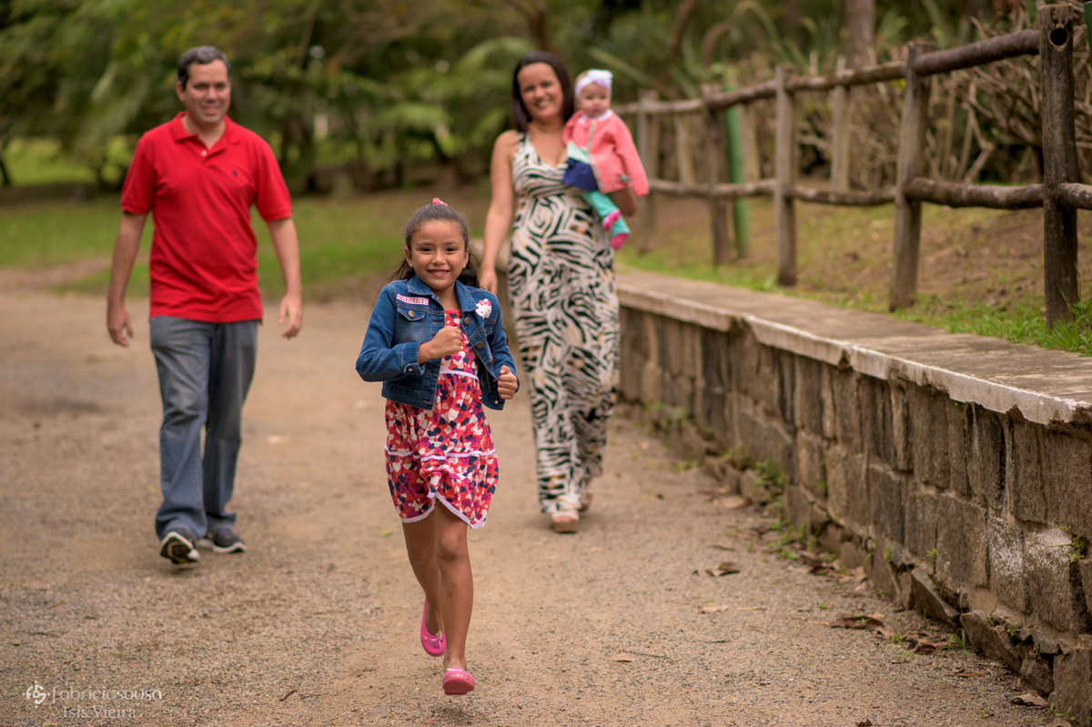 Laís corre na frente da família
