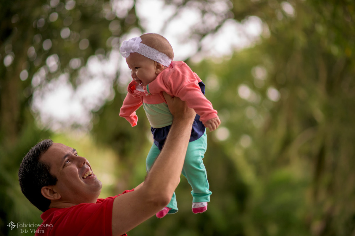 papai ergue a filha mais nova
