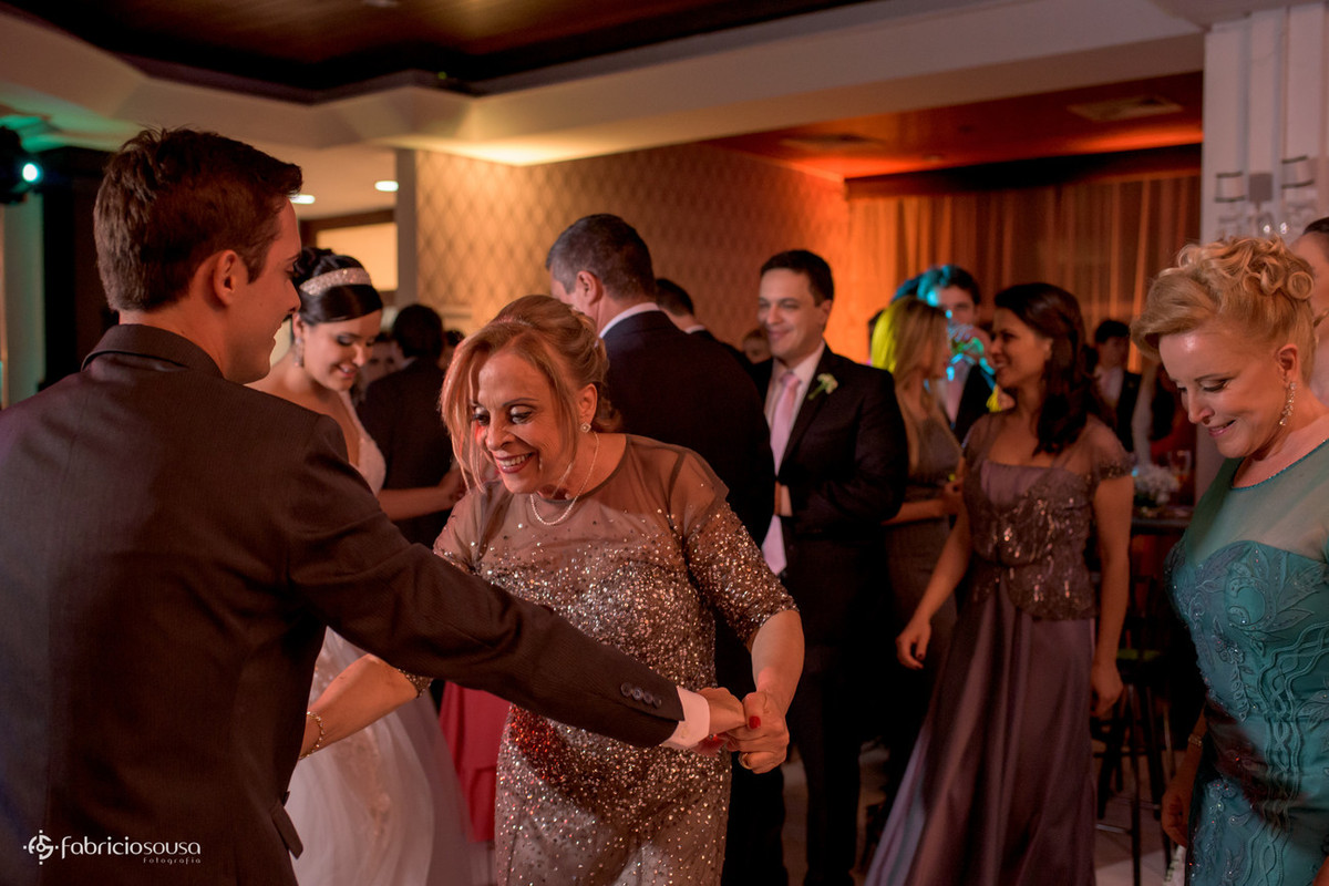 mãe do noivo se diverte na festa