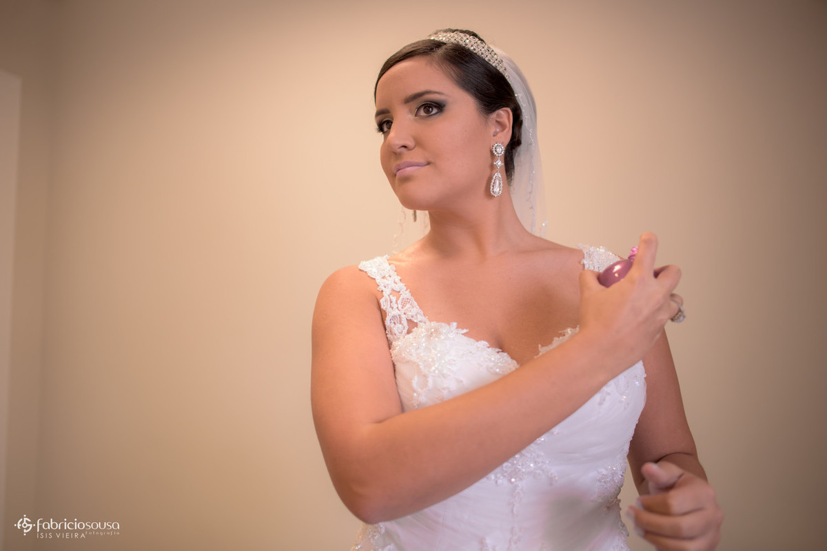 noiva se perfumando