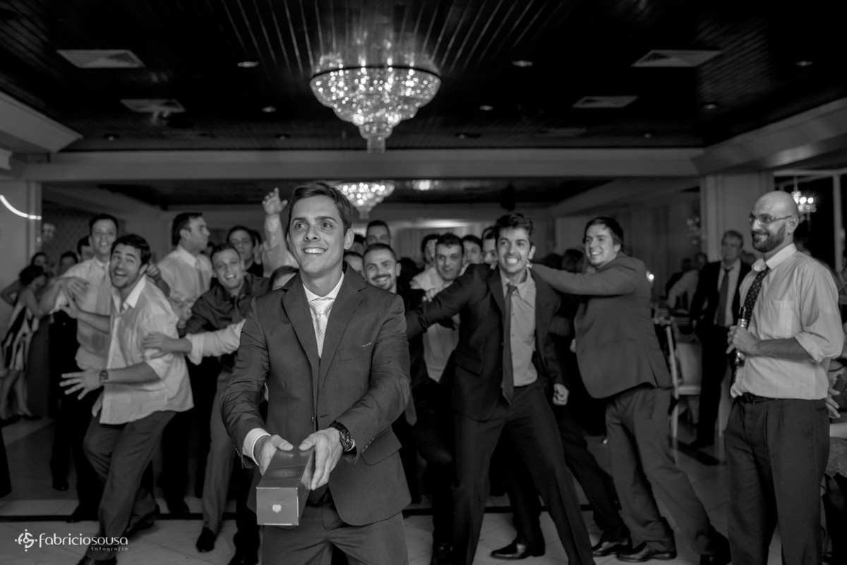 noivo joga caixa de whisky