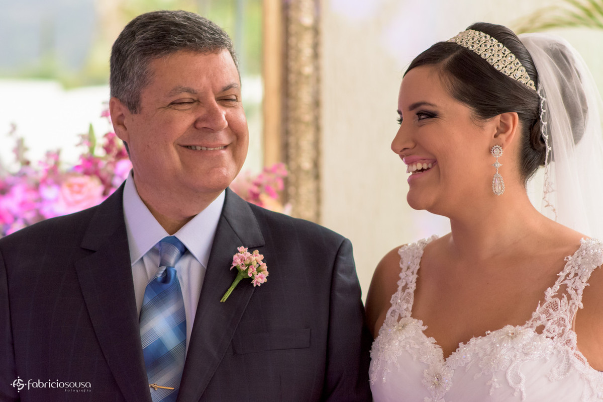 pai sorridente leva filha ao altar