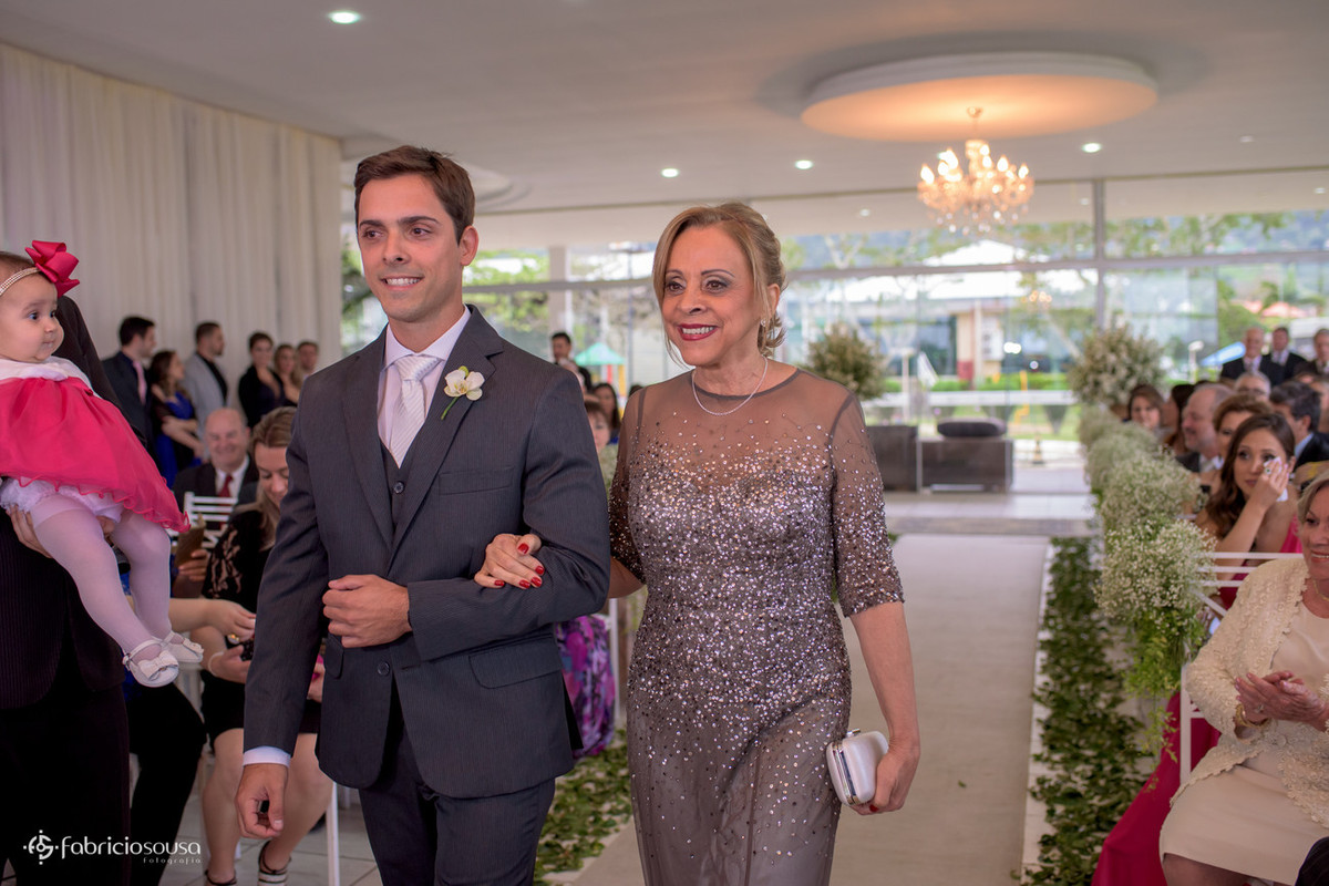 noivo entra com sua mãe