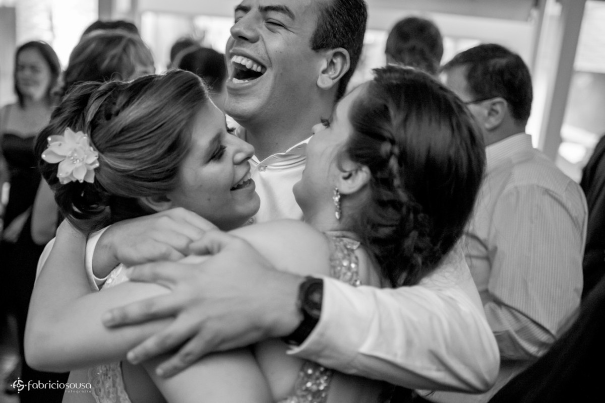abraço dos irmãos no casamento