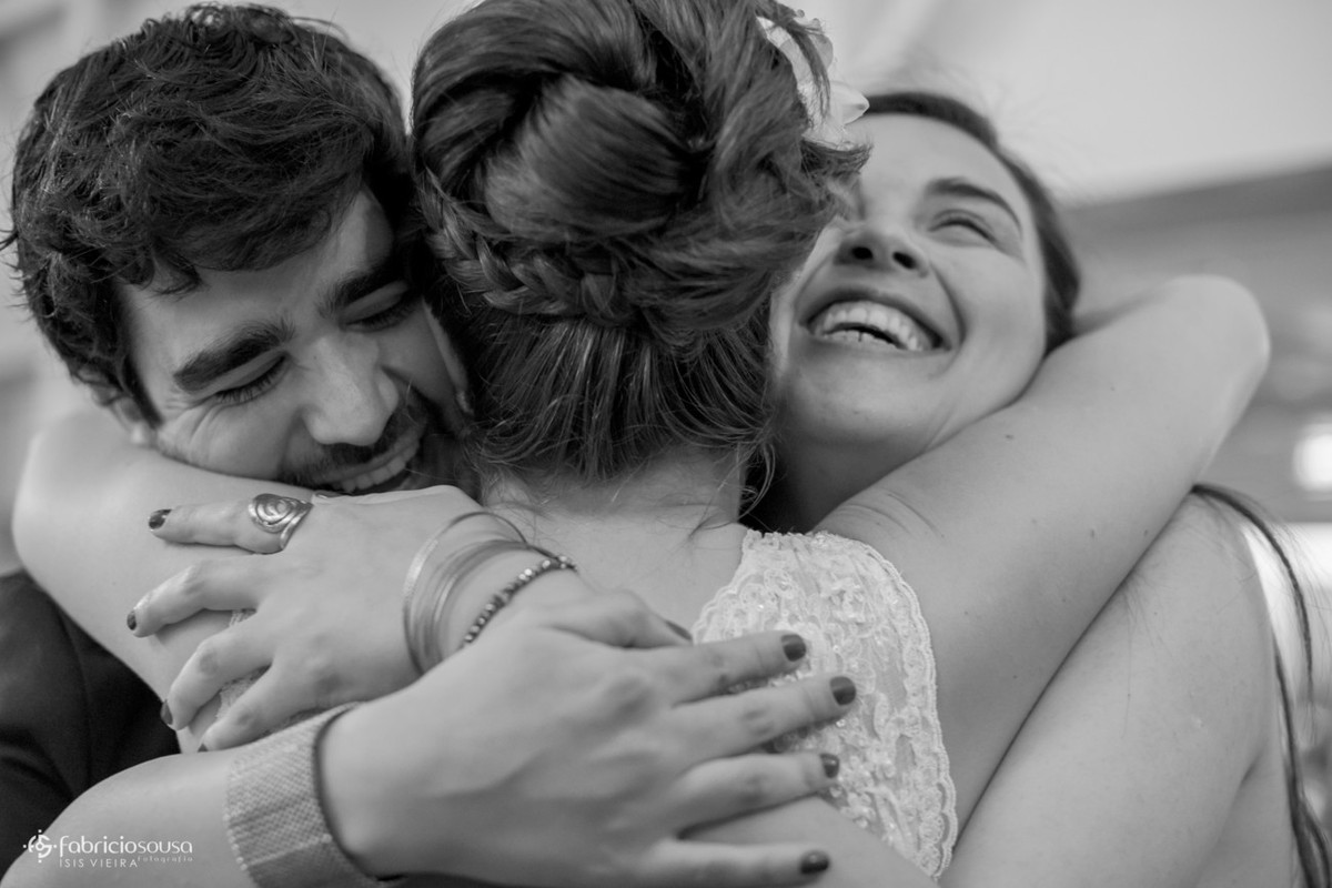 abraço na noiva dos padrinhos de casamento