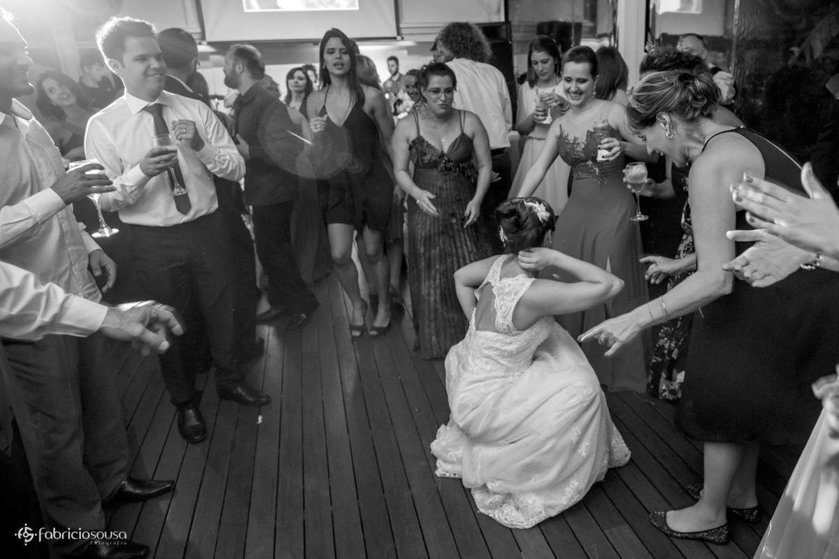 noiva descendo até o chão na sua festa de casamento em Porto Alegre