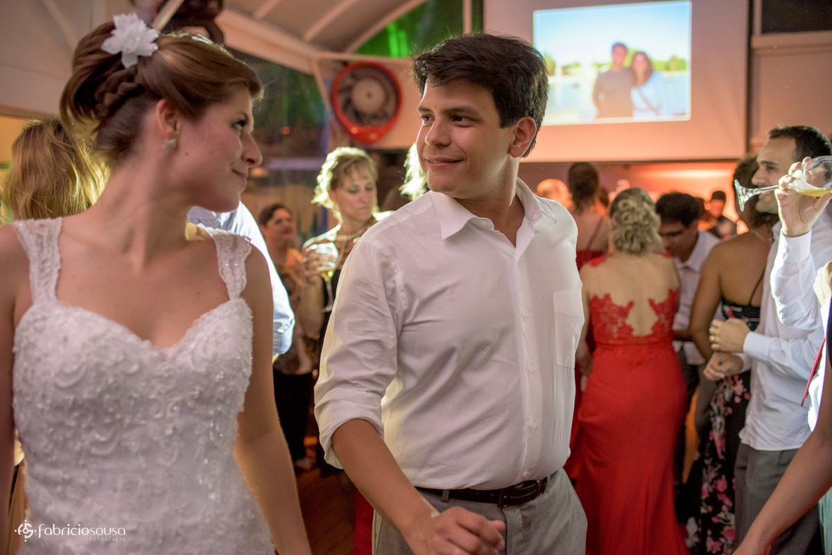 casal dançando e se olhando nos olhos
