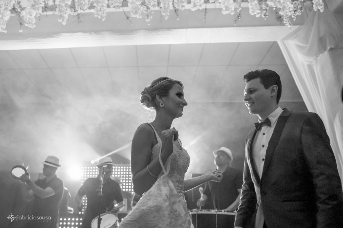 casal dançando samba