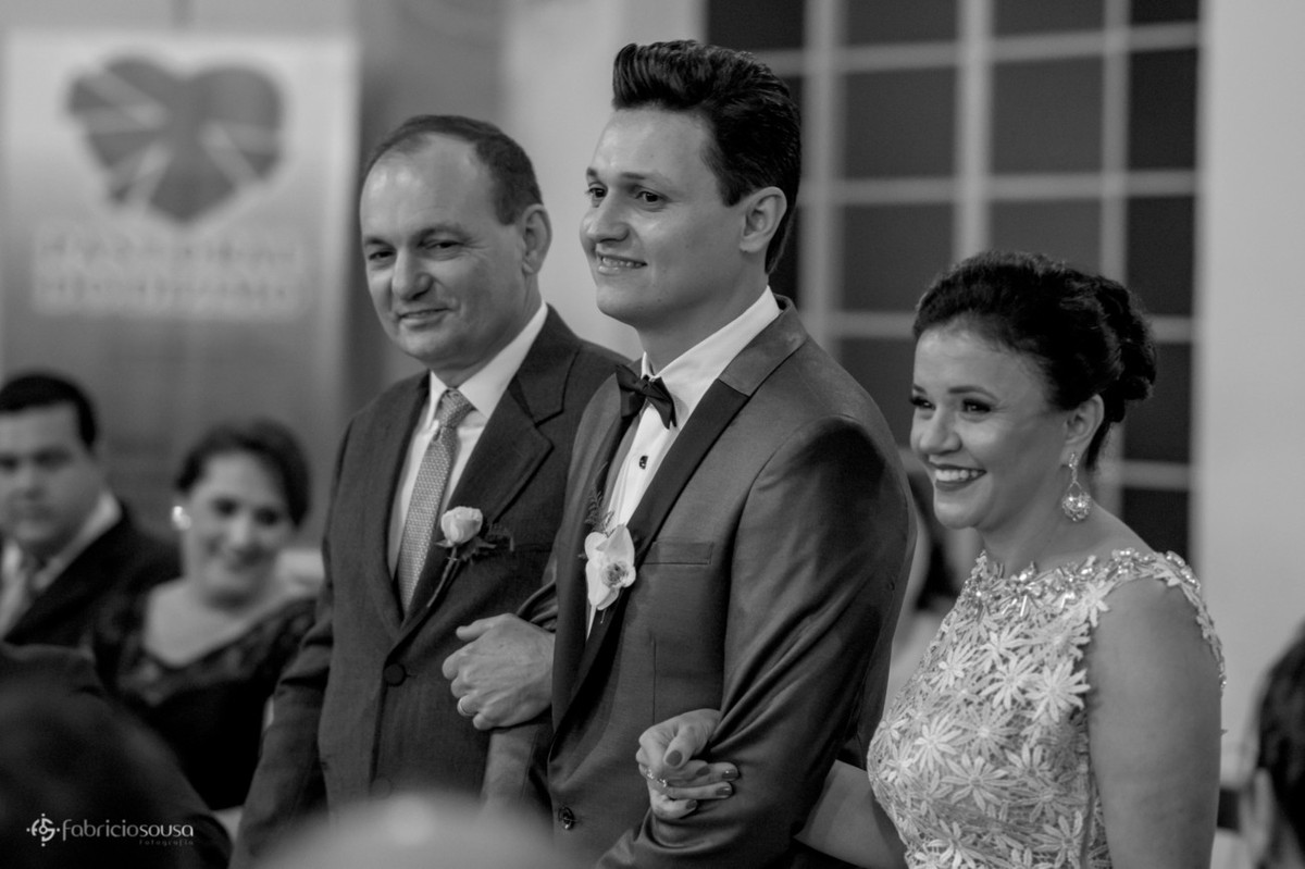 noivo entra com pai e mãe na igreja