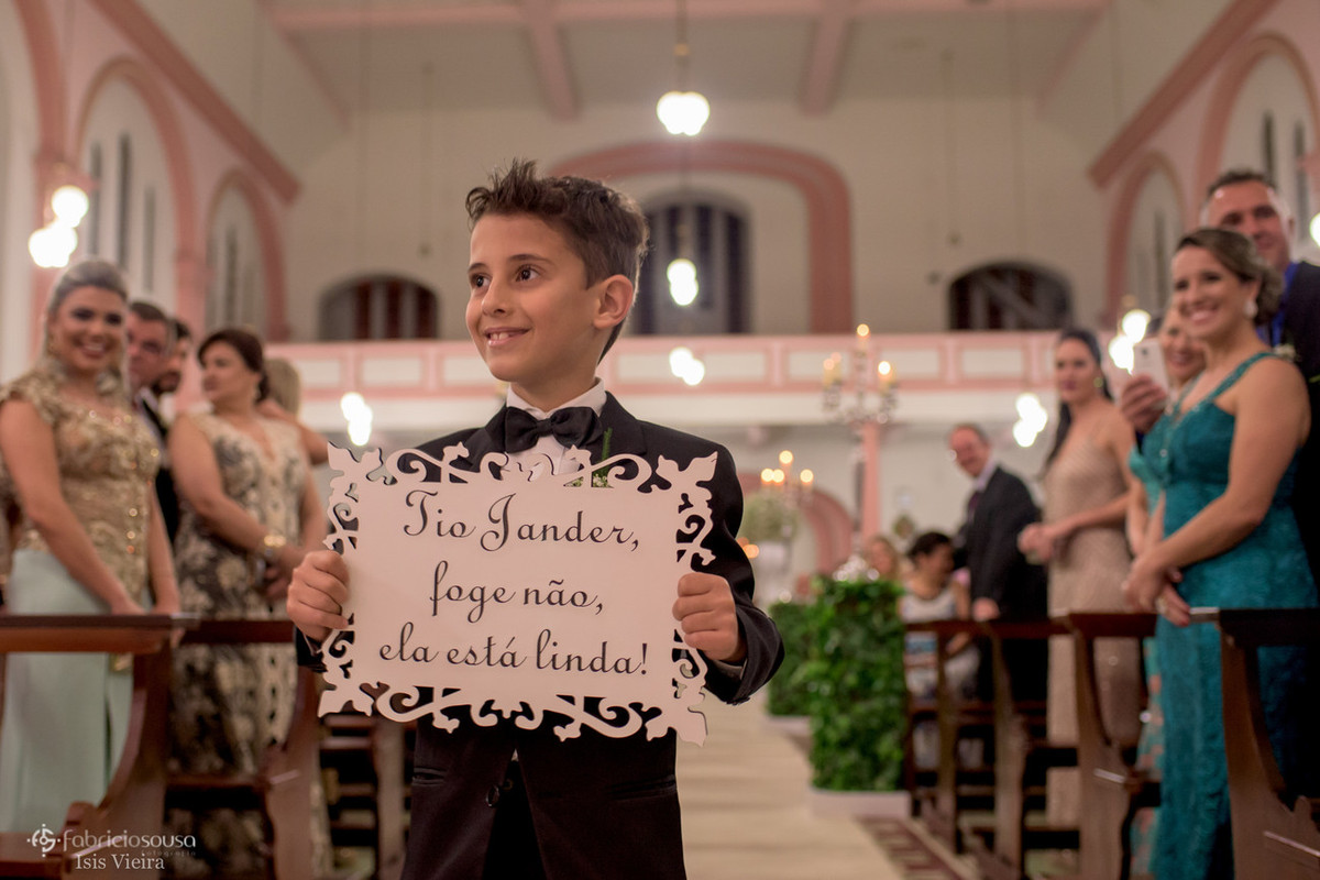 pajem entra com placa "foge não, ela está linda!"
