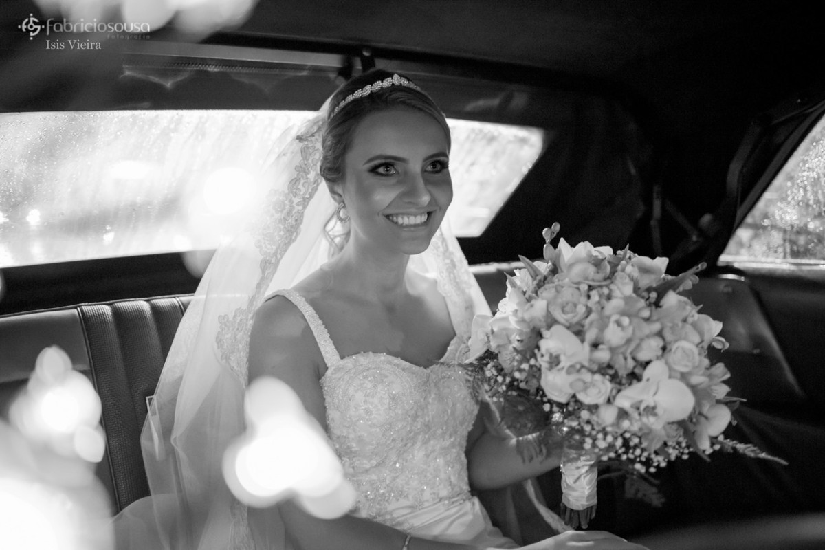 noiva linda e sorridente aguarda para entrar na igreja - dentro do carro