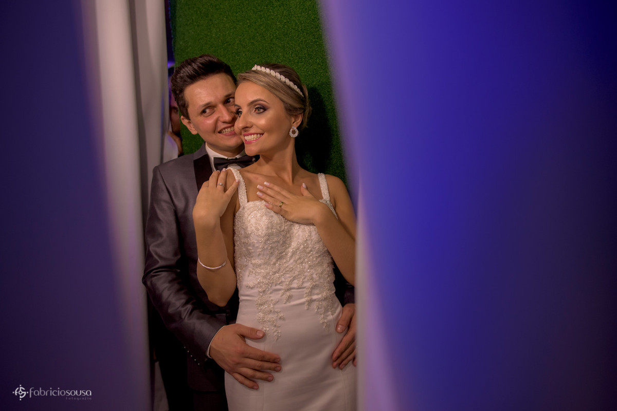 noivos na cabine de fotos da festa