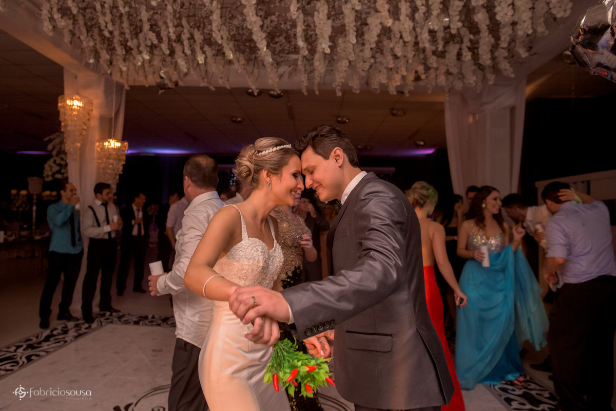casal dançando com buquê de pimentas