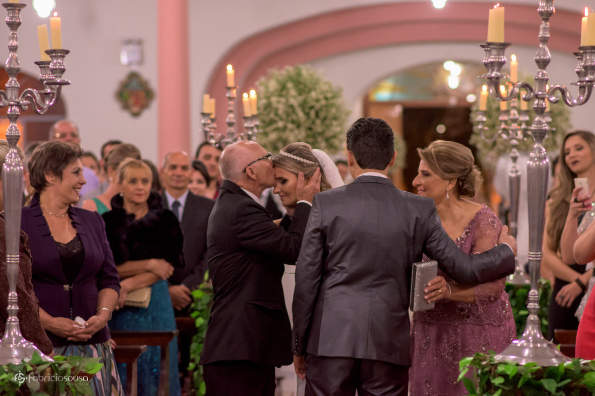 pai beija a noiva na testa