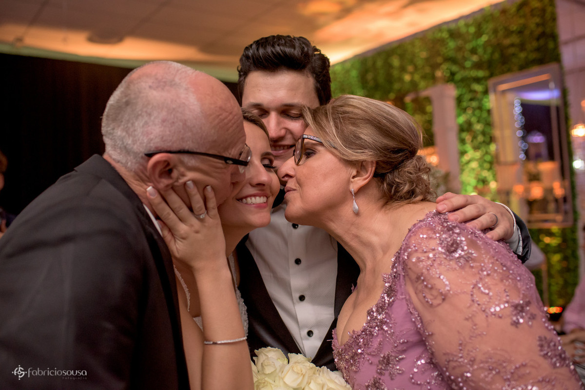beijo do pai e da mãe na noiva