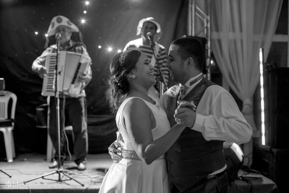 casal de noivos dança forró em sua festa