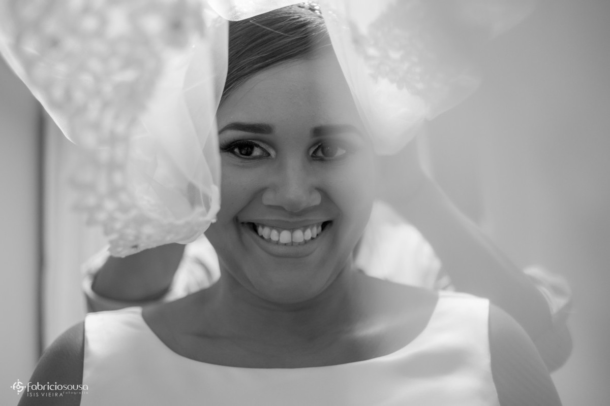 retrato da noiva sorridente no making of