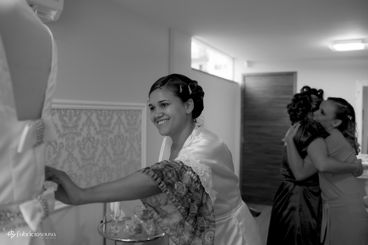 noiva apreciando o vestido no making of no salão Cassius