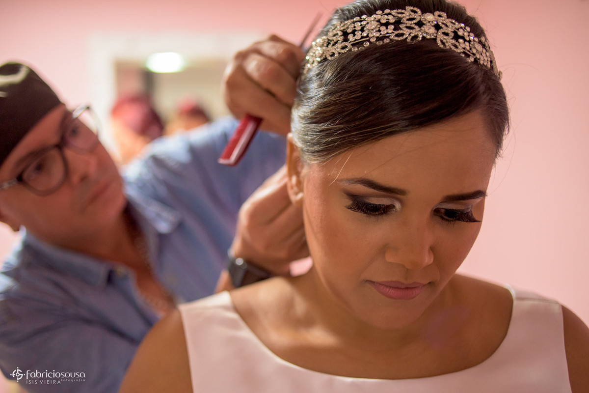 Cassius fazendo o penteado da noiva durante o making of