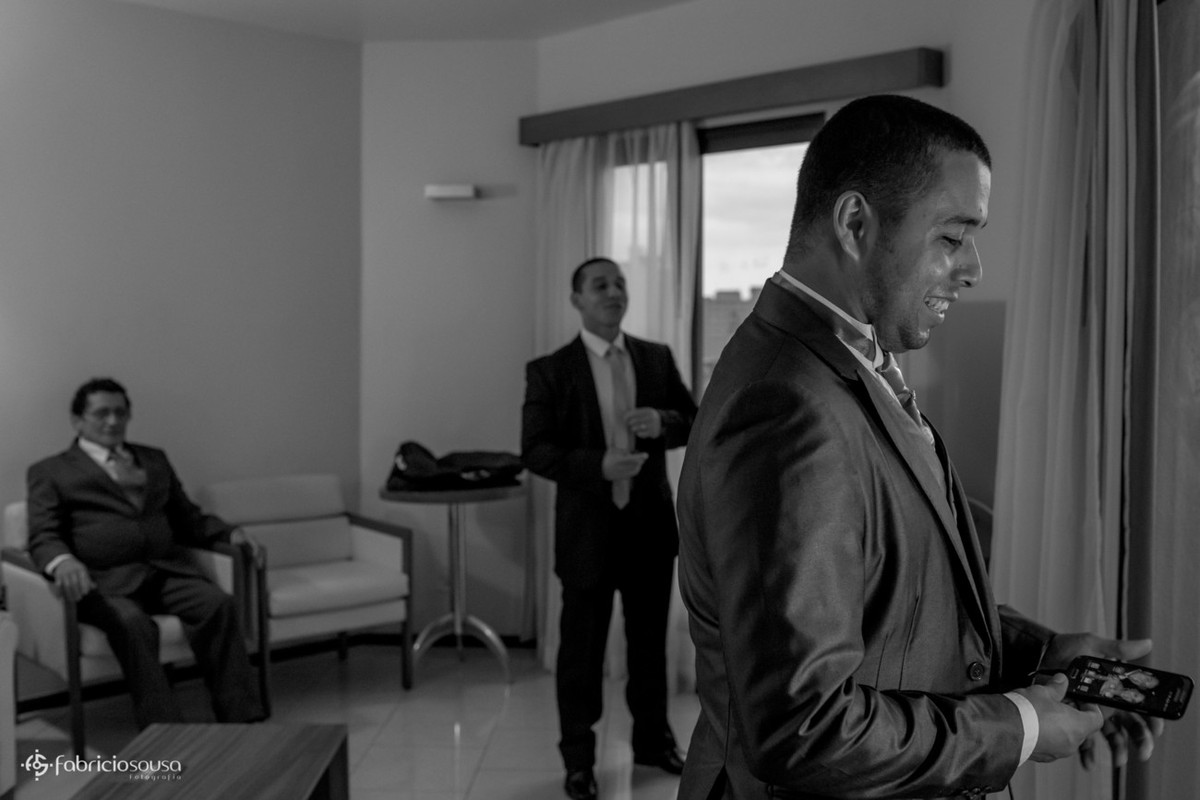 noivo se arrumando no hotel com pai e irmão