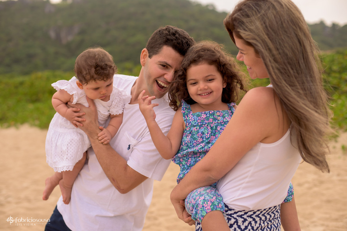 Família reunida em praia de Floripa