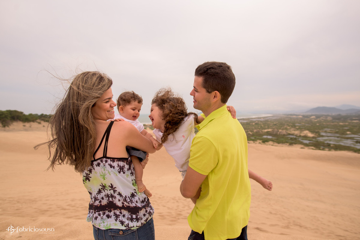 Família reunida nas dunas da praia Joaquina
