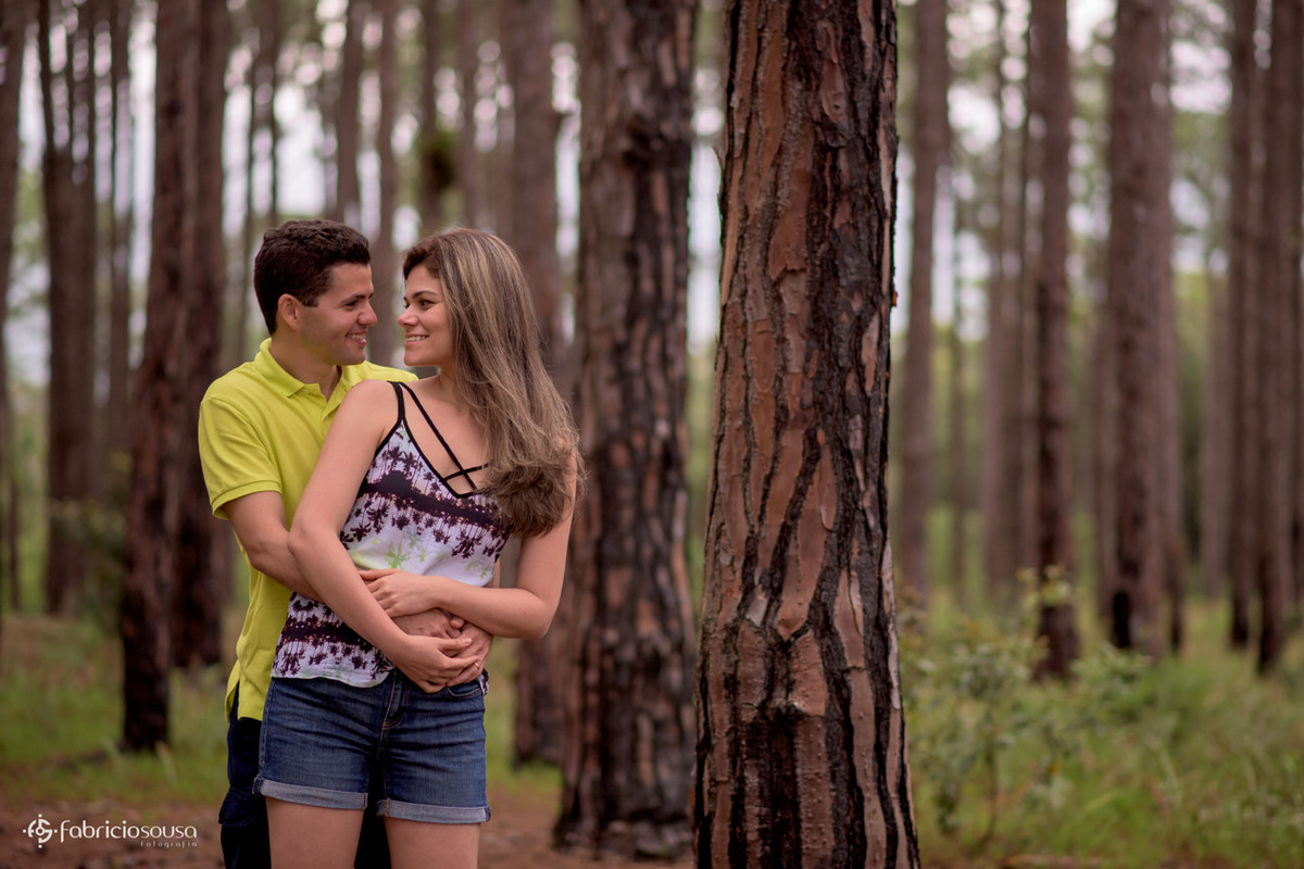 Pai e mãe namoram em ensaio fotográfico familiar na ilha de Santa Catarina