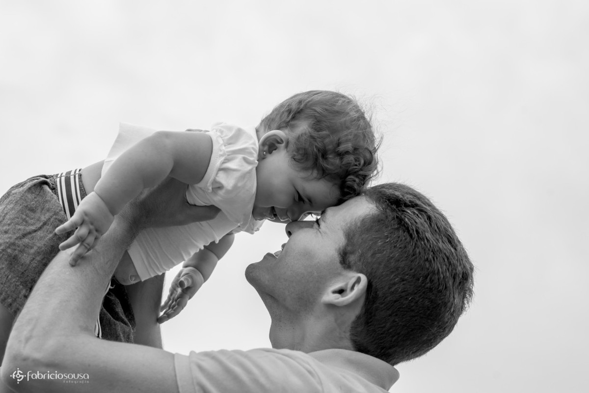 Papai e filhinha nariz com nariz black and white