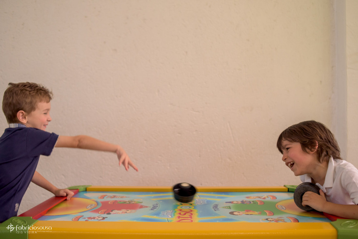 Dupla de meninos jogando disco de mesa