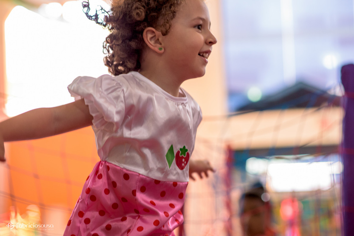 sofia brincando muito no seu aniversário