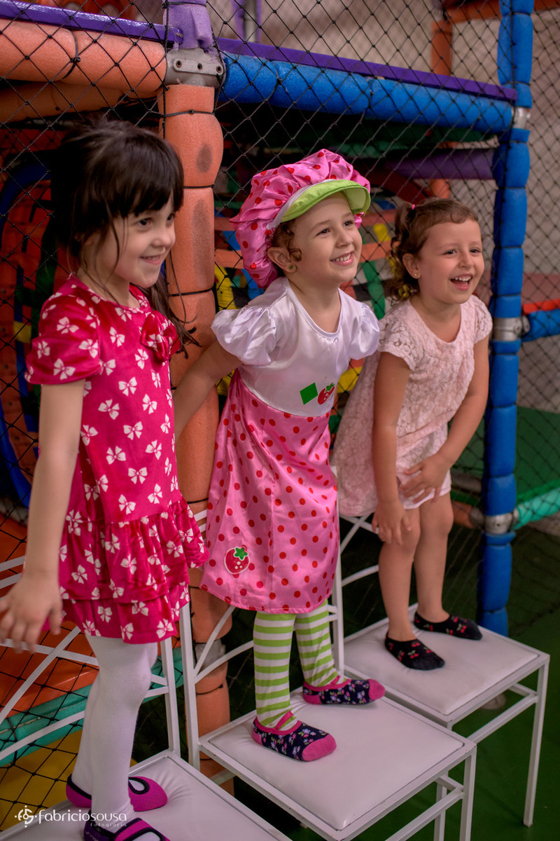 As meninas todas muito felizes no aniversário de 5 anos