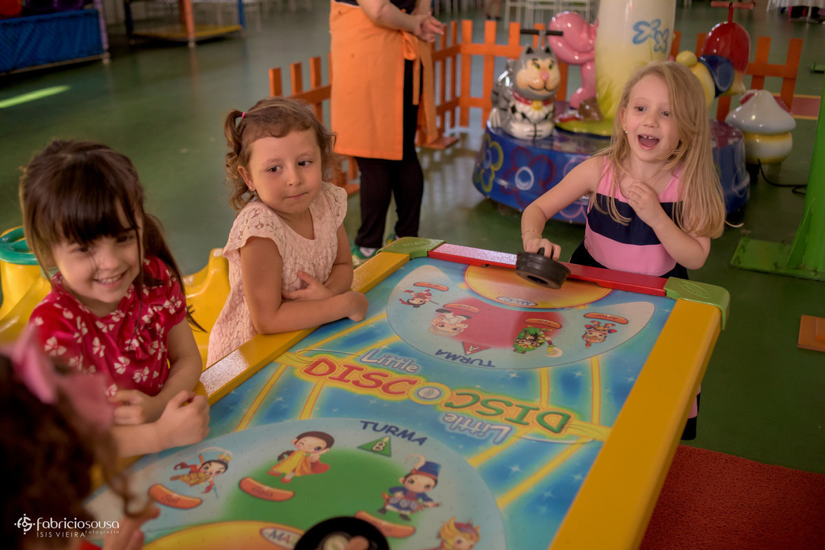 Amiguinhas em volta da mesa do jogo