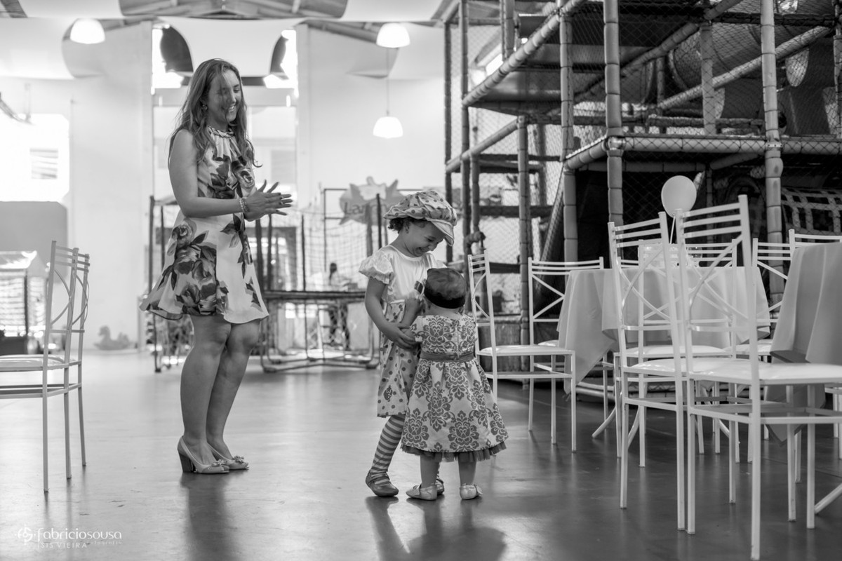 Mãe, filha e amiguinha na festa de aniversário preto e branco