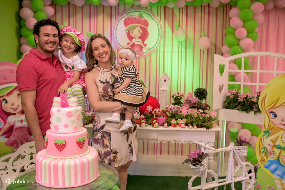 Família reunida para foto perto dos doces e bolo